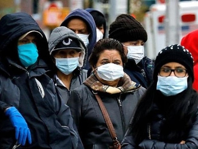 Người dân New York đeo khẩu trang khi ra đường. Ảnh: EPA