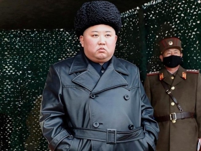 Lãnh đạo Triều Tiên Kim Jong-un thị sát diễn tập quân sự hồi đầu tháng ba. Ảnh: KCNA