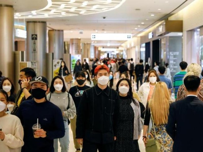 Người dân Hàn Quốc mang khẩu trang khi đến một trung tâm mua sắm ở Seoul vào ngày 30-4. Ảnh: REUTERS