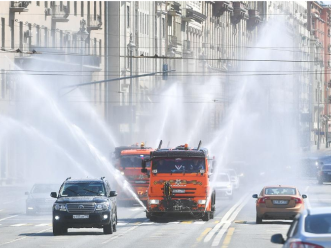 Xe phun thuốc khử trùng trên đường phố Moscow, Nga vào ngày 1-5. Ảnh: REUTERS