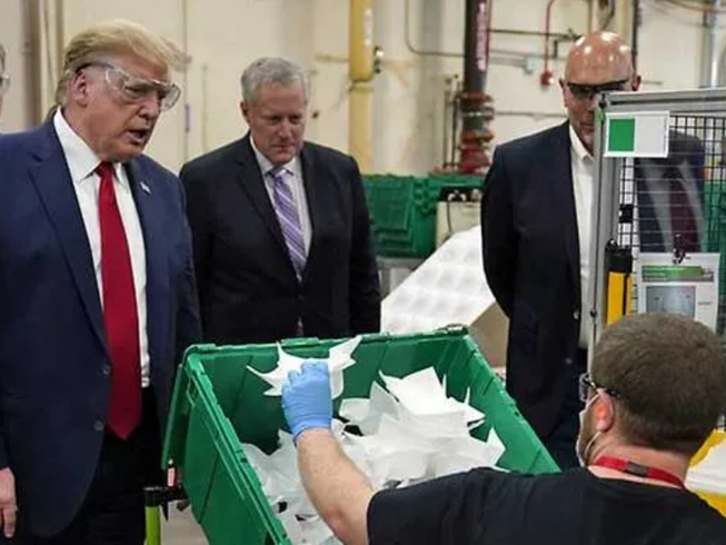 Ông Trump thăm nhà máy sản xuất khẩu trang Honeywell ở thành phố Phoenix, bang Arizona. Ảnh: AP