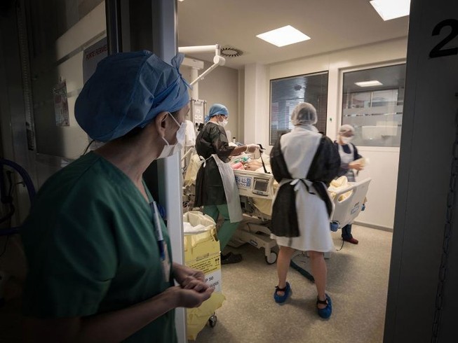 Các y tá đang chăm sóc bệnh nhân COVID-19 tại Bệnh viện Lariboisiere ở Paris, Pháp. Ảnh: AFP