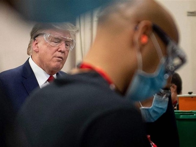 Ông Trump không mang khẩu trang trong chuyến thăm nhà máy sản xuất khẩu trang Honeywell ở TP Phoenix, bang Arizona. Ảnh: CNBC