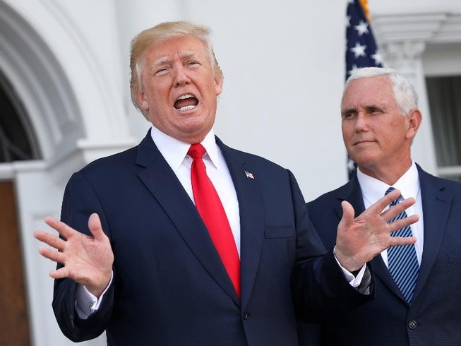 Tổng thống Trump (trái) cho biết sẽ hạn chế tiếp xúc với Phó Tổng thống Pence (phải). Ảnh: REUTERS