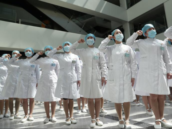 Y tá ở thành phố Vũ Hán, Trung Quốc tham dự một sự kiện chào mừng ngày Quốc tế Điều dưỡng 12-5. Ảnh: REUTERS