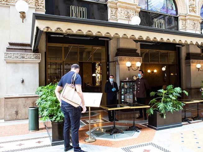 Nhà hàng ở một trung tâm mua sắm tại Milan, Ý sẽ mở cửa trở lại vào ngày 16-5, với dịch vụ mua mang đi. Ảnh: GETTY IMAGES