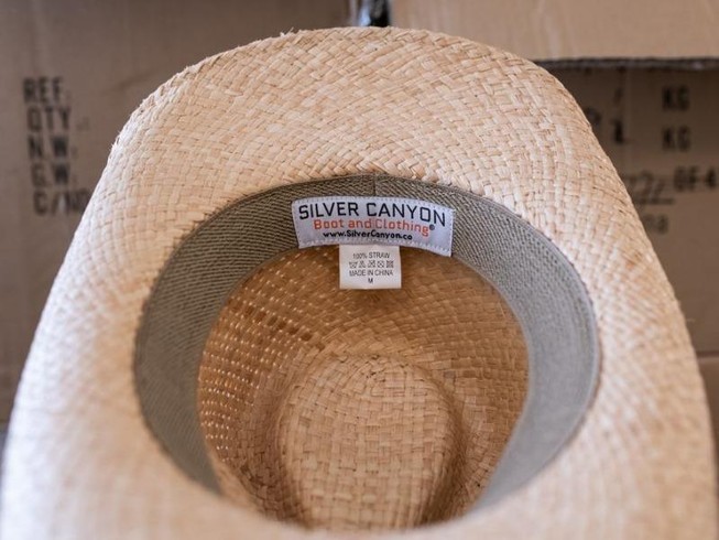 Một chiếc nón cao bồi có dòng chữ "Made in China" (sản xuất tại Trung Quốc) được bán tại một cửa hàng ở thành phố Seattle, bang Washington, Mỹ. Ảnh: BLOOMBERG