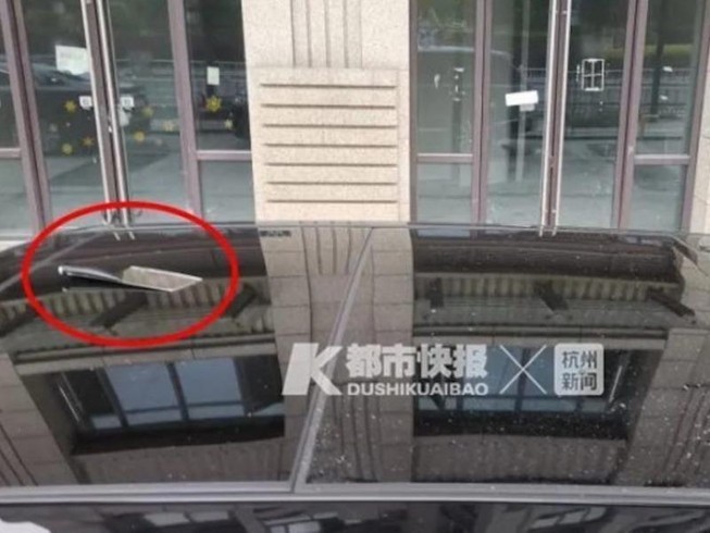 Cây dao rơi ra ngoài cửa sổ trúng vào trần xe Land Rover. Ảnh: SHANGHAIIST