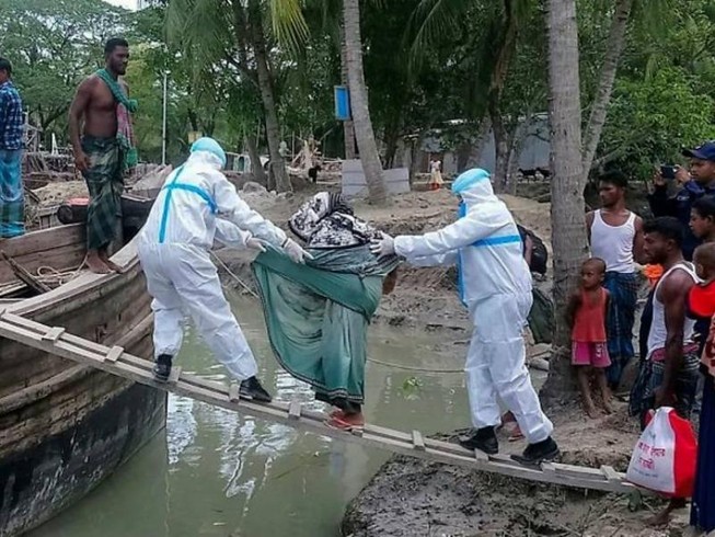 Chính quyền di tản người dân ở làng Dhalchar khỏi đảo Bhola của Bangladesh để tránh bão. Ảnh: AFP