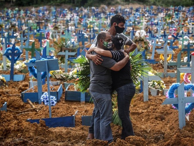 Một nhóm người đau xót sau khi an táng một loạt nạn nhân COVID-19 taiji nghĩa trang Taruma ở Manaus, Brazil, vào ngày 19-5. Ảnh: ANDRE COELHO/ GETTY IMAGES