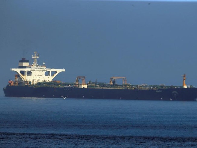 Một tàu dầu Iran di chuyển trong vùng biển quốc tế. Ảnh: REUTERS