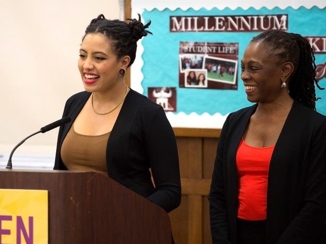 Cô Chiara de Blasio đứng cạnh mẹ là bà Chirlane McCray trong một sự kiện năm 2015.
