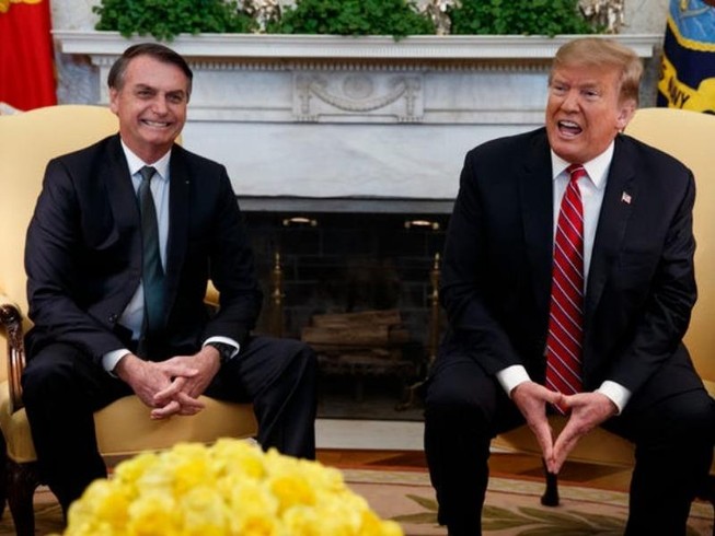 Tổng thống Donald Trump nói chuyện với Tổng thống Jair Bolsonaro trong cuộc gặp ở Nhà Trắng vào ngày 19-3-2019. Ảnh: AP