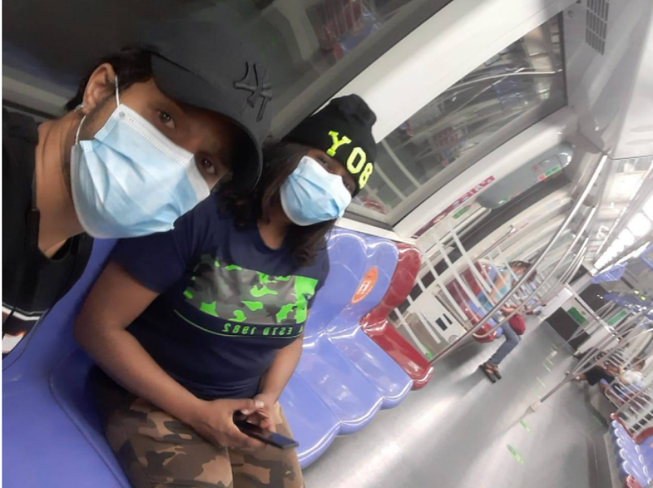 Hai vợ chồng Brahim Casseem và Dilka Dilukshi trên một chuyến tàu lửa vắng người mùa COVID-19 ở Singapore. Ảnh: Brahim Casseem/CNA