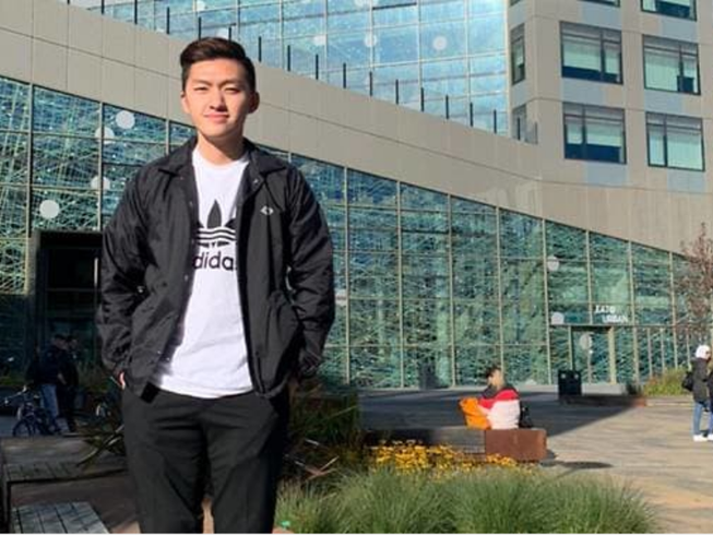 Daviest Ong chụp hình bên ngoài trường Đại học Newcastle ở Anh. Ảnh:DAVIEST ONG/CNA