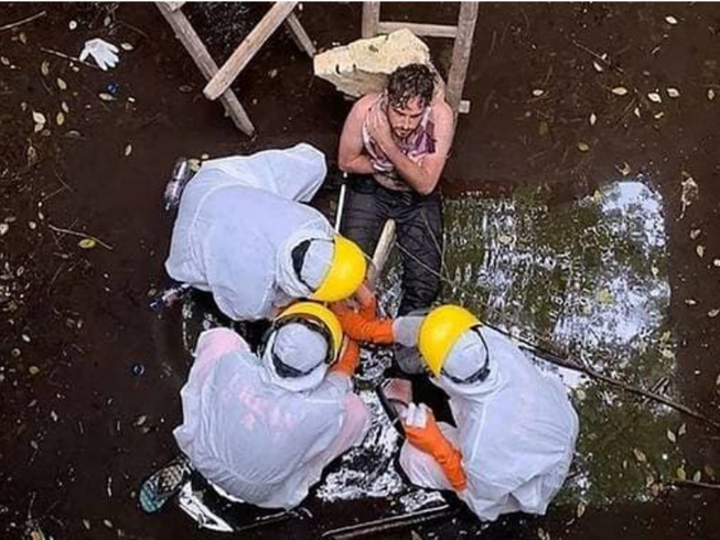 Anh Jacob Roberts đang được các nhân viên cứu hộ sơ cứu trước khi mang lên khỏi giếng. Ảnh: BADUNG POLICE/AFP/BANGKOK POST
