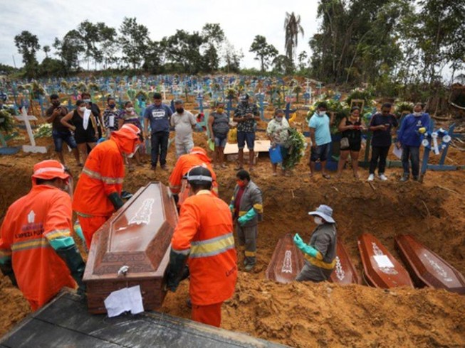 Hố chôn tập thể những người chết vì COVID-19 tại một nghĩa trang ở Brazil. Ảnh: REUTERS