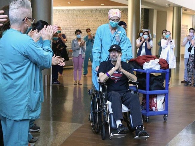 Ông Michael Flor trong ngày xuất viện, sau 62 ngày nằm điều trị COVID-19. Ảnh: SEATTLE TIMES