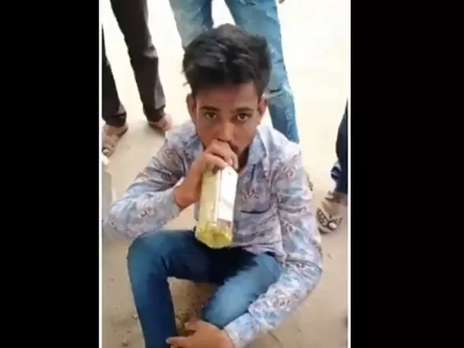 Ảnh cắt từ video cho thấy Sirohi đang bị ép uống nước tiểu. Video: DR SANGEETA PRANVENDRA/TWITTER/SPUTNIK