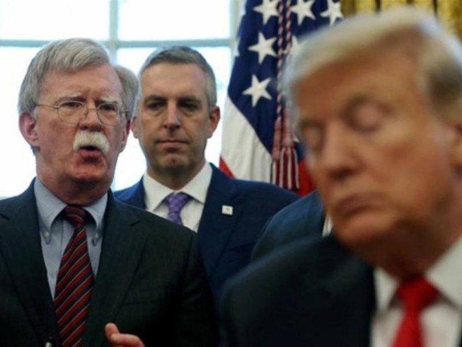 Cố vấn an ninh quốc gia Mỹ John Bolton (trái) trong thời gian còn làm việc dưới quyền Tổng thống Donald Trump (phải). Ảnh: REUTERS