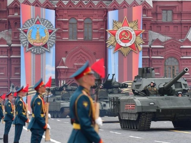 Xe tăng chiến đấu chủ lực T-14 Armata của Nga tiến vào Quảng trường Đỏ trong cuộc diễu hành Ngày Chiến thắng ở thủ đô Moscow. Ảnh: Alexey Kudenko/SPUTNIK