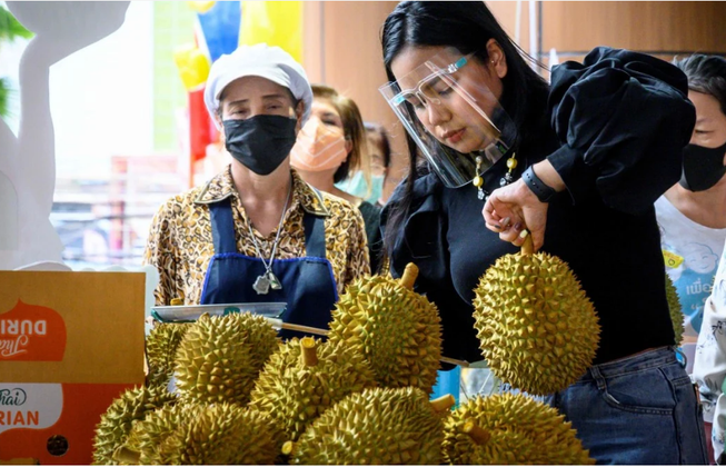 Sầu riêng được bày bán ở dọc đường thủ đô Bangkok, Thái Lan. Ảnh: AFP