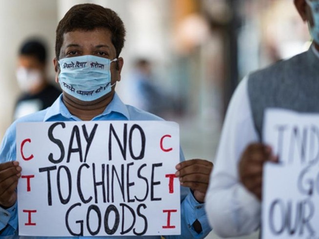 Người Ấn Độ cầm biểu ngữ “Nói không với hàng Trung Quốc” tại chợ ở thủ đô New Delhi ngày 17-6. Ảnh: AFP