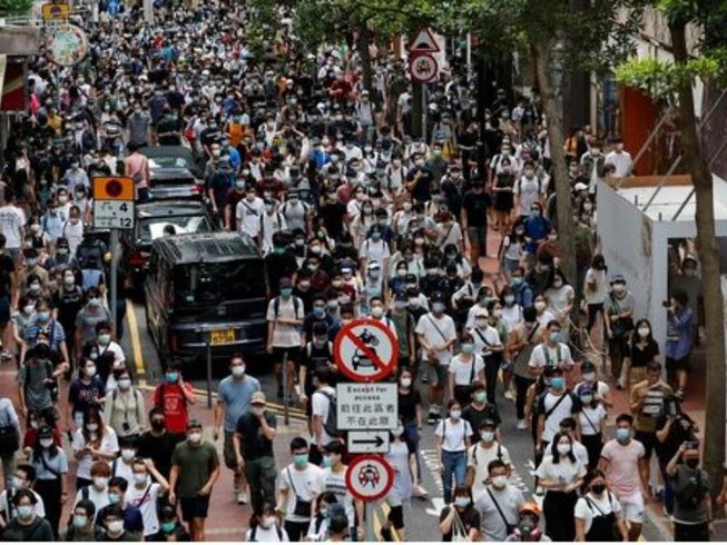 Người dân Hong Kong tuần hành tại lễ kỷ niệm ngày Trung Quốc tiếp quản Hong Kong từ Anh. Ảnh: REUTERS