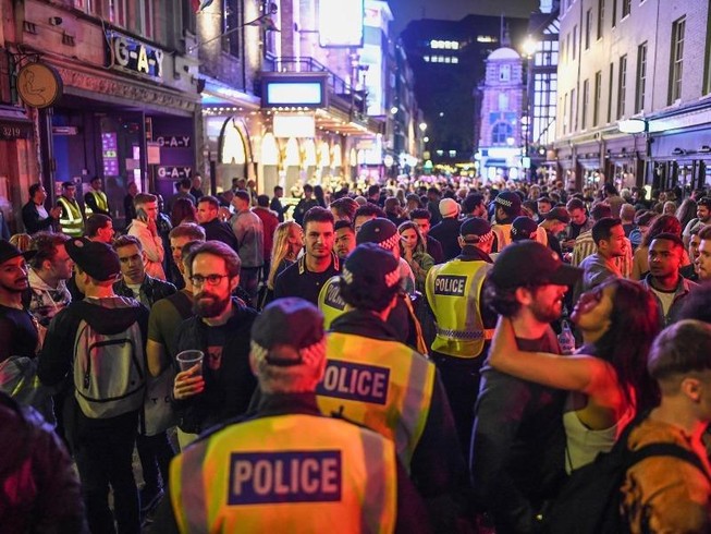 Đường phố quận Soho, trung tâm London hôm 4-7 đông đúc sau khi các quán bar, quan rượu ở đây mở cửa trở lại. Ảnh: CNN