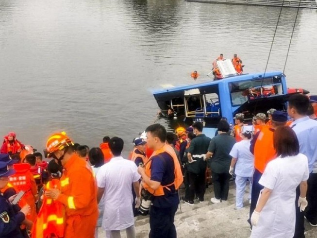Chiếc xe buýt được trục vớt lên bờ hôm 7-7 ở thành phố An Thuận, tỉnh Quý Châu, Trung Quốc. Ảnh: WEIBO/ASIAONE