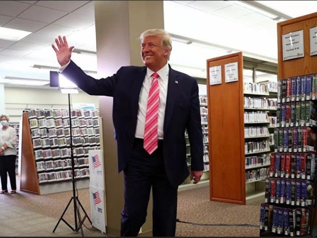 Ông Trump bỏ phiếu sớm:'Tôi vừa bầu cho 1 người tên Trump'