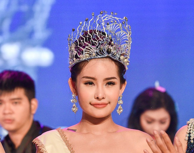 'Ném đá' nhan sắc hoa hậu, các anh vui lắm sao?