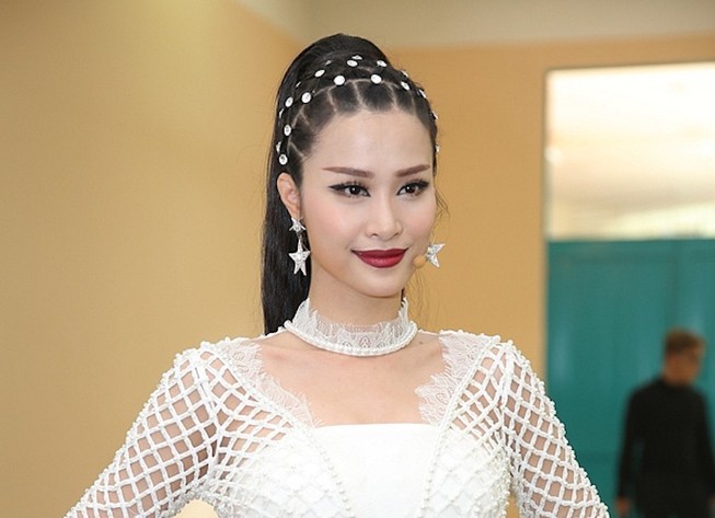 Đông Nhi trả lời về 'Thanh xuân của bạn là gì?'
