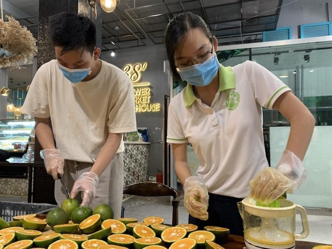 10.000 phần cam, bánh tiếp sức y bác sĩ chống dịch COVID-19