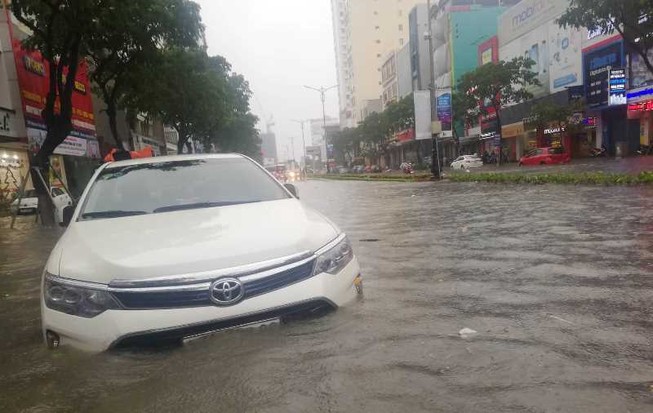 Mưa lớn xuyên đêm, Đà Nẵng chìm trong biển nước