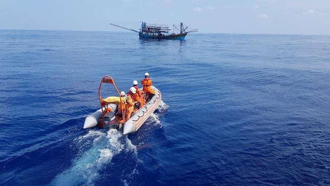 Cứu 1 thuyền trưởng bất tỉnh do mất máu ở vùng biển Hoàng Sa