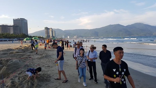 Du khách ùn ùn kéo đến Đà Nẵng nhân mùa du lịch biển
