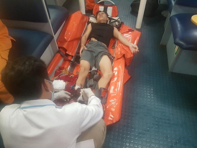 Xuyên đêm ‘cưỡi’ sóng cứu ngư dân nguy kịch gần Hoàng Sa