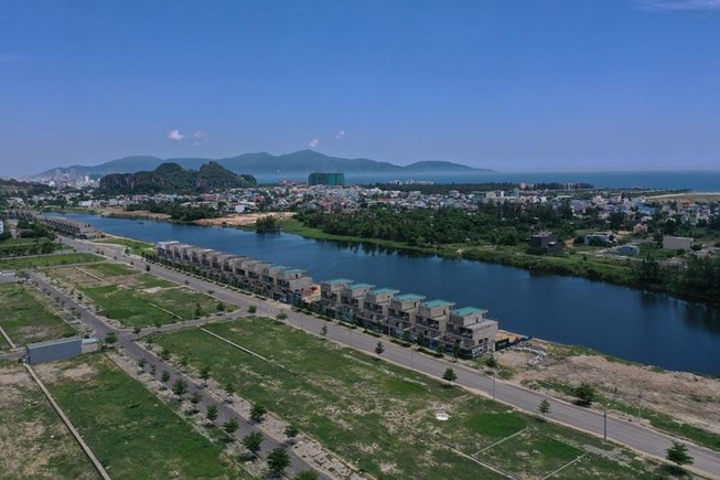 Cận cảnh dãy biệt thự của Đất Xanh Miền Trung bị dừng thi công