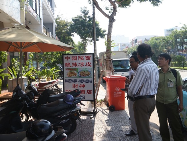 Hàng chục cửa hàng bị xử lý vì biển hiệu toàn chữ Trung Quốc