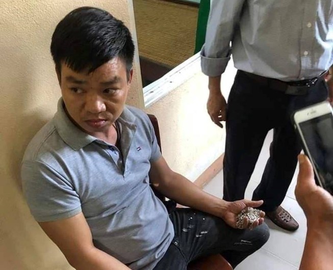 Lẻn vào trường lấy cả vốc dây chuyền của nhiều học sinh