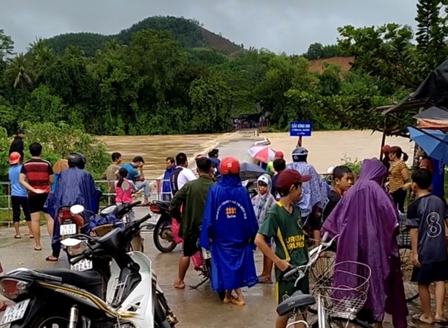 Quảng Ngãi: Mưa bão làm 1 người mất tích, 12 người bị thương