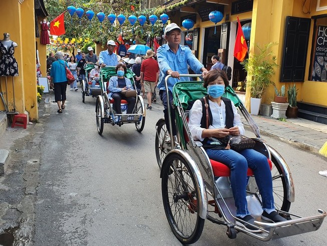Khách sạn mất khách, khẩu trang cháy hàng vì virus Corona