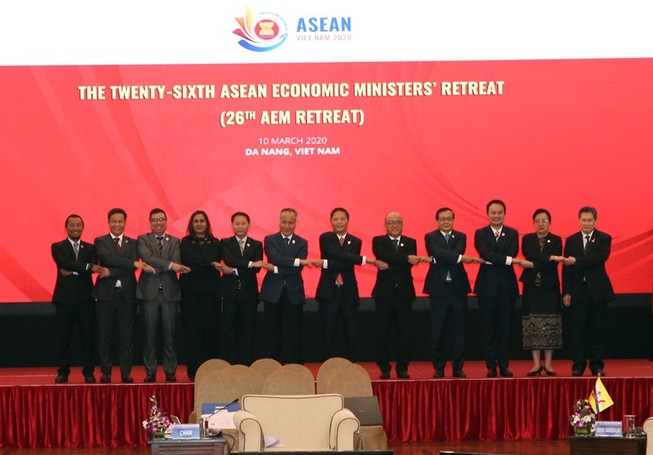 Các bộ trưởng ASEAN tuyên bố tăng cường phục hồi kinh tế