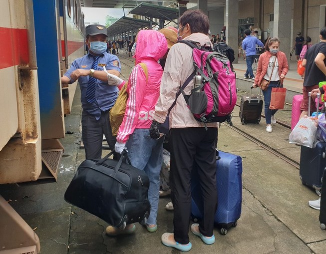 Đà Nẵng: Đóng cửa hàng quán trong ga, xe buýt chạy giãn chuyến