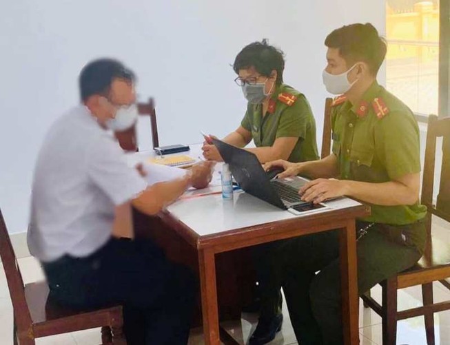 Bị phạt vì nói cách ly xã hội khiến con người ly biệt