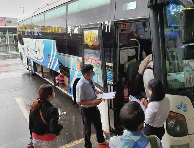 Bến xe Đà Nẵng đón khách trở lại trong ngày mưa tầm tã