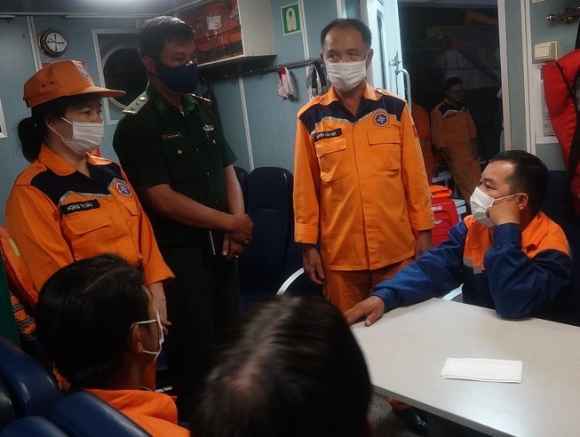 Giông lốc đánh chìm tàu cá, 7 ngư dân thoát nạn