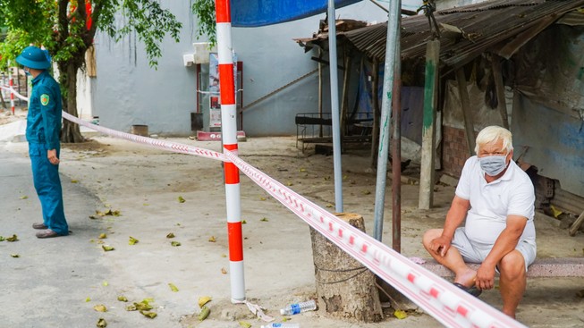 Một thôn ở Đà Nẵng bị phong toả, quân đội lập tức khử trùng
