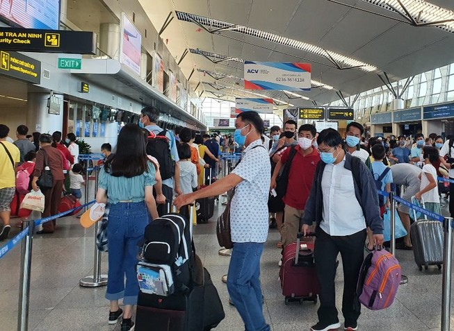 Có đến gần 1.700 du khách đang còn ở Đà Nẵng đăng ký về quê bằng máy bay. Ảnh: TẤN VIỆT